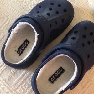 Navy lined crocs